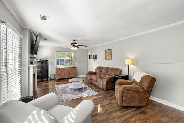 609 N Sherman Street, Ennis, TX 75119