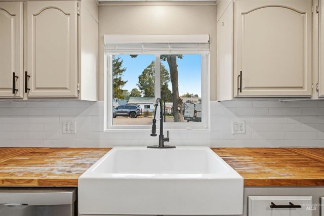 1817 Willow St, Caldwell, ID 83605