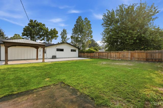 1817 Willow St, Caldwell, ID 83605
