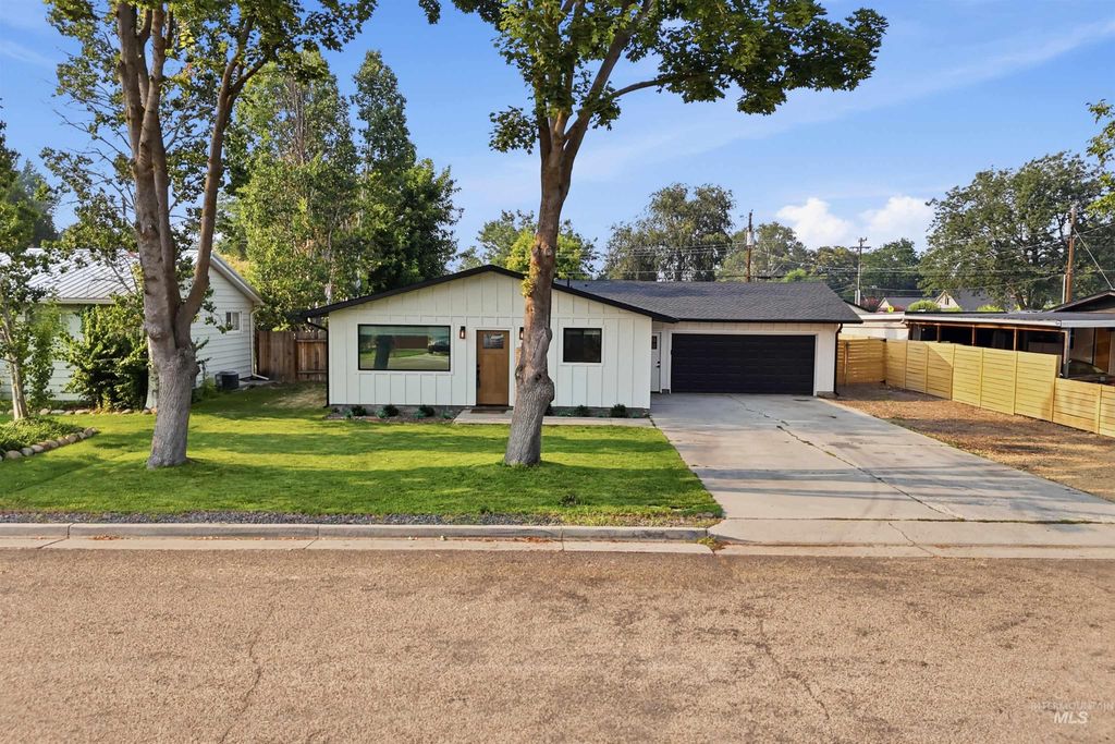 1817 Willow St, Caldwell, ID 83605