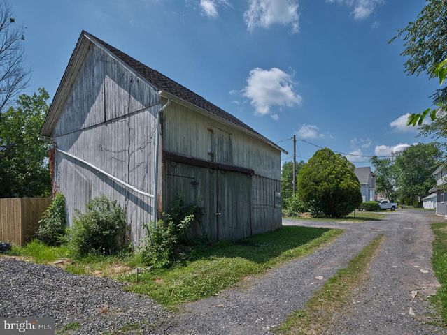 111 E BROAD ST, Trumbauersville, PA 18970