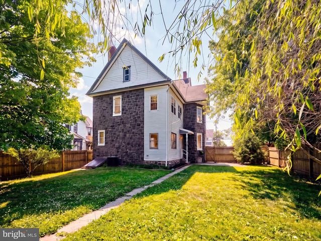 111 E BROAD ST, Trumbauersville, PA 18970