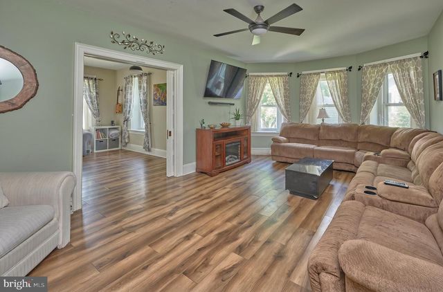 111 E BROAD ST, Trumbauersville, PA 18970