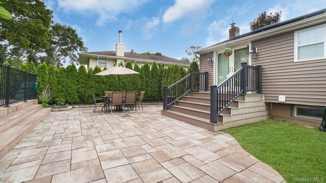 5 Crabapple Lane, Commack, NY 11725