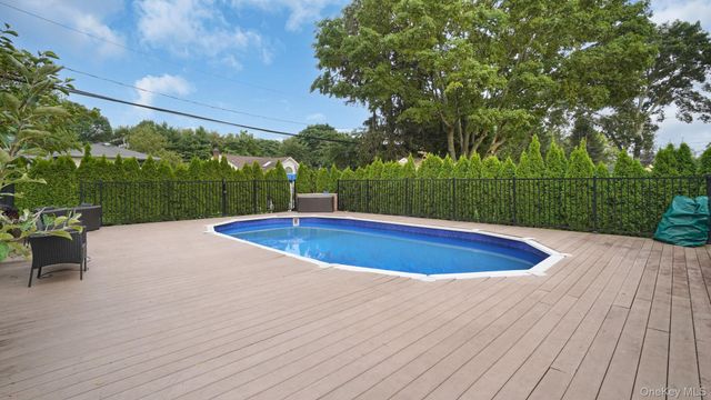 5 Crabapple Lane, Commack, NY 11725