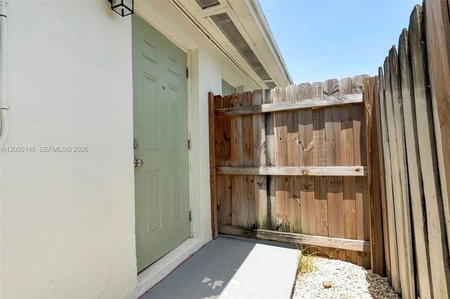 702 NW 18th St 1-2, Fort Lauderdale, FL 33311