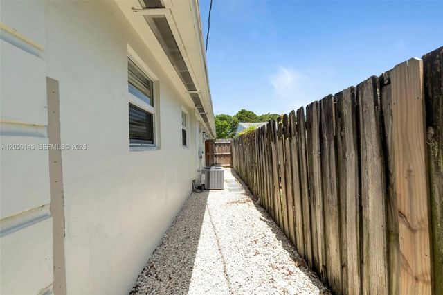 702 NW 18th St 1-2, Fort Lauderdale, FL 33311