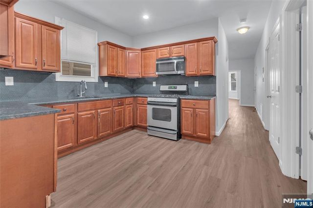 160 11th Street, Newark, NJ 07107