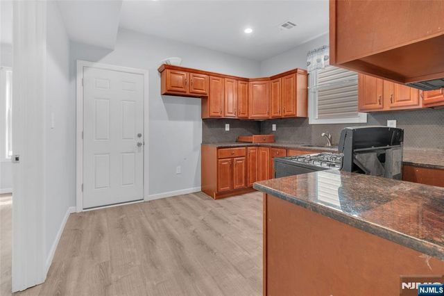 160 11th Street, Newark, NJ 07107