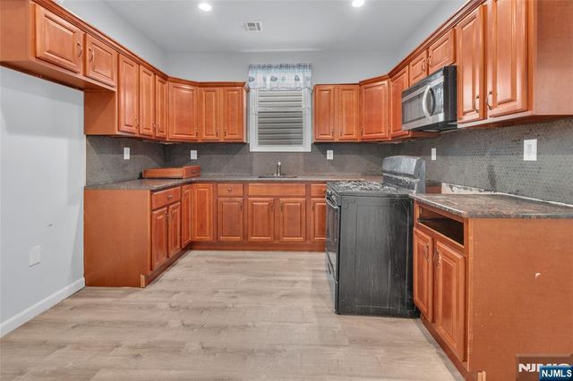 160 11th Street, Newark, NJ 07107