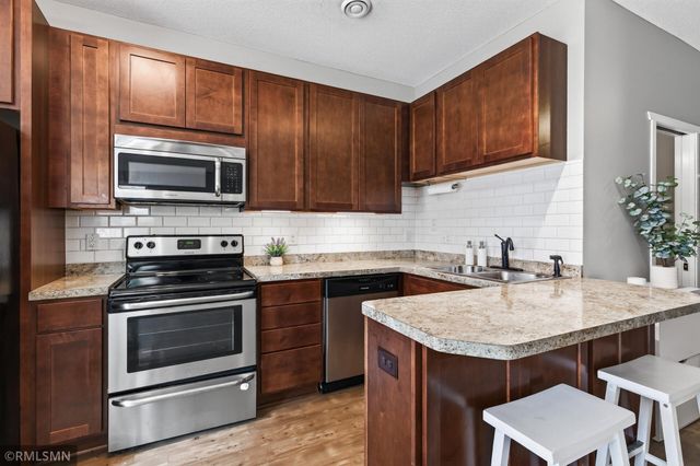 1289 County Road D Circle E A, Vadnais Heights, MN 55109