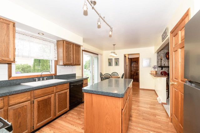 8046 W Imperial DRIVE, Franklin, WI 53132