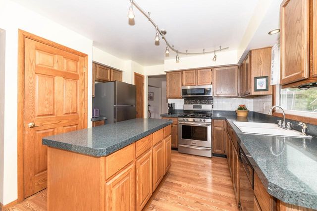 8046 W Imperial DRIVE, Franklin, WI 53132