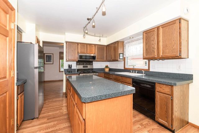 8046 W Imperial DRIVE, Franklin, WI 53132