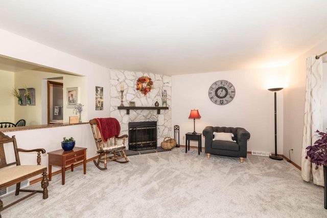 8046 W Imperial DRIVE, Franklin, WI 53132
