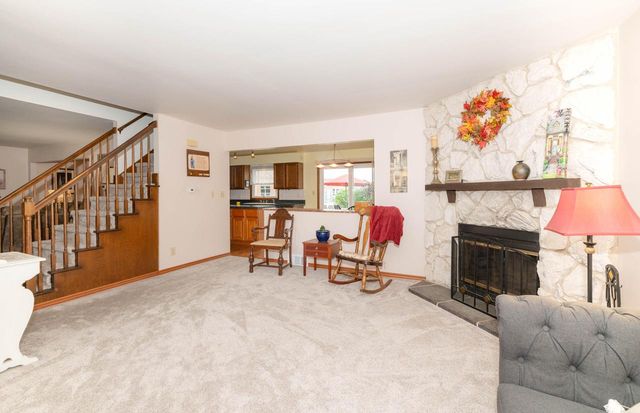 8046 W Imperial DRIVE, Franklin, WI 53132