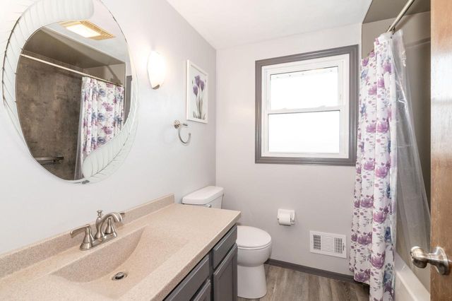 8046 W Imperial DRIVE, Franklin, WI 53132
