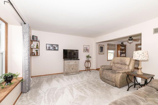 8046 W Imperial DRIVE, Franklin, WI 53132