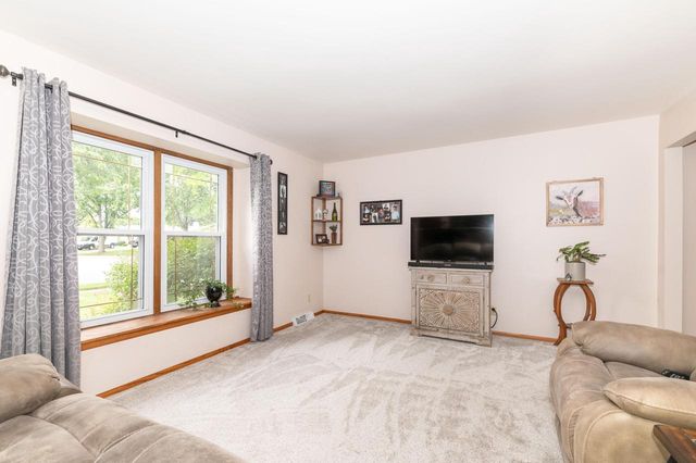 8046 W Imperial DRIVE, Franklin, WI 53132