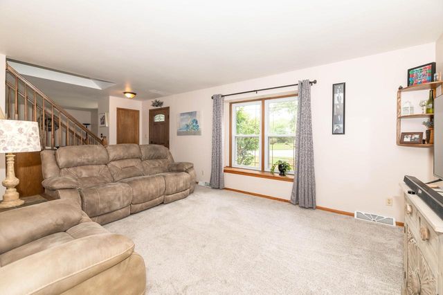 8046 W Imperial DRIVE, Franklin, WI 53132