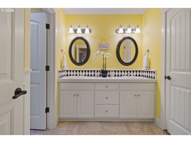 902 Ne 47TH Ave, Hillsboro, OR 97124