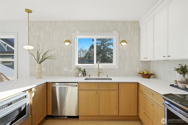 215 N 58th Street, Seattle, WA 98103