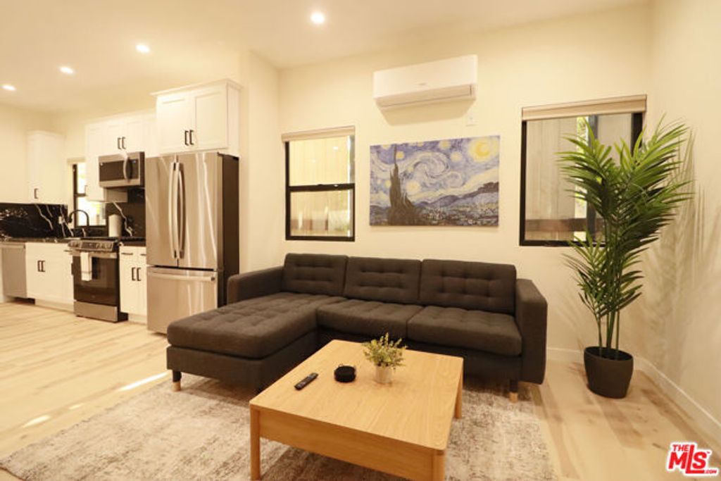 9040 Phyllis Avenue D, West Hollywood, CA 90069