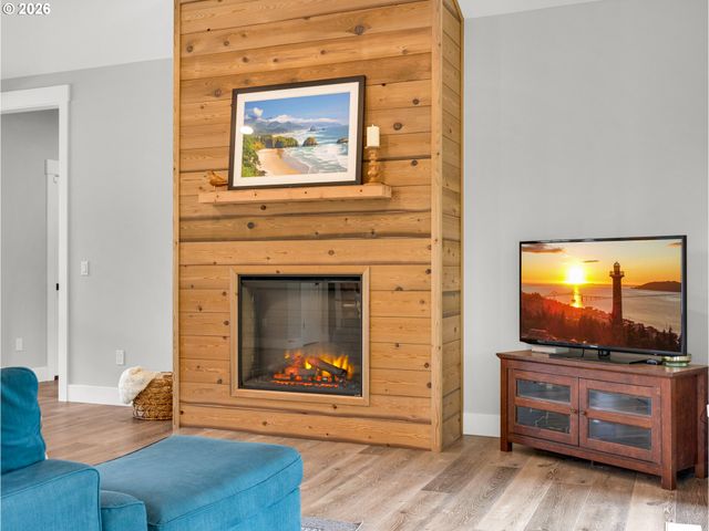 37330 LABISKE Ln, Astoria, OR 97103