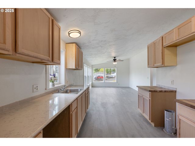 121 ANDORRA Dr, Roseburg, OR 97471