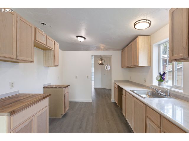 121 ANDORRA Dr, Roseburg, OR 97471