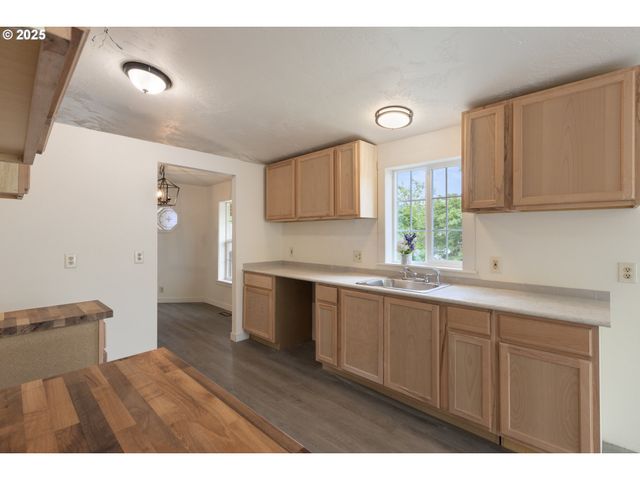 121 ANDORRA Dr, Roseburg, OR 97471