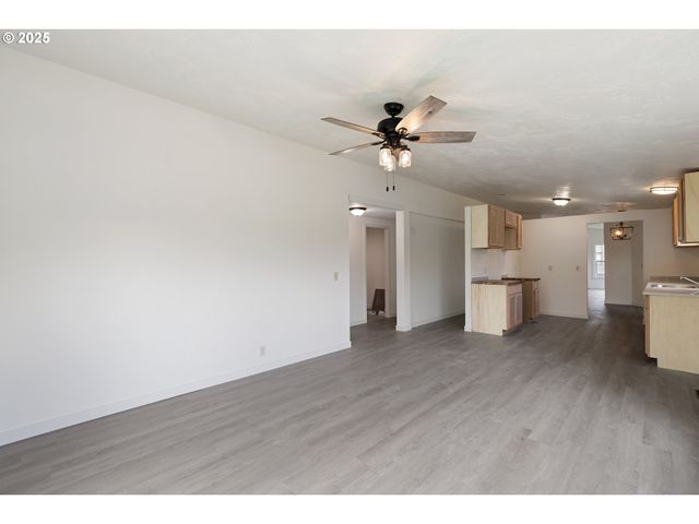 121 ANDORRA Dr, Roseburg, OR 97471