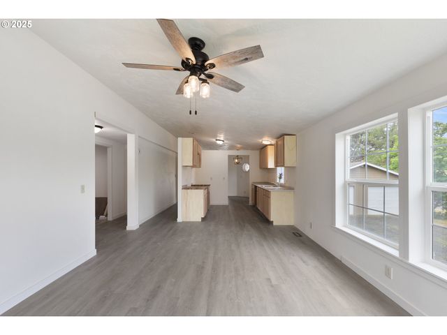 121 ANDORRA Dr, Roseburg, OR 97471