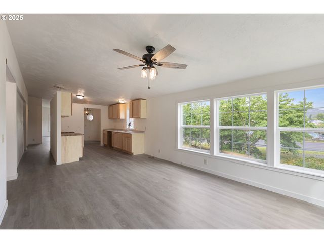 121 ANDORRA Dr, Roseburg, OR 97471