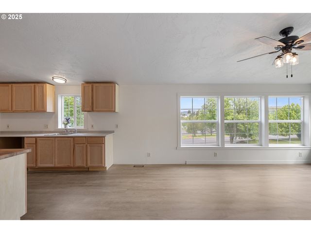 121 ANDORRA Dr, Roseburg, OR 97471