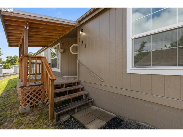 121 ANDORRA Dr, Roseburg, OR 97471