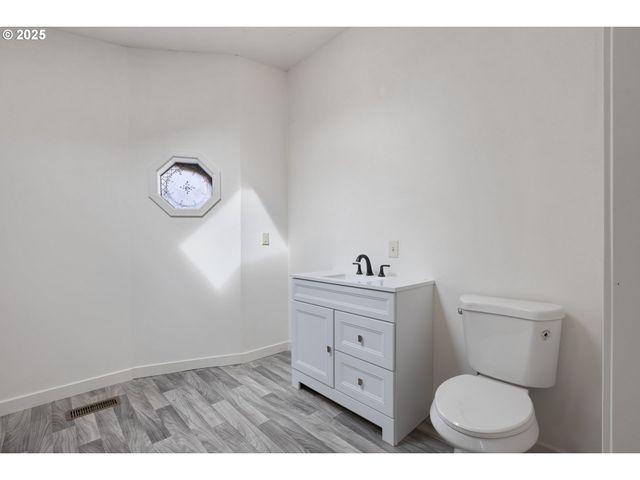 121 ANDORRA Dr, Roseburg, OR 97471