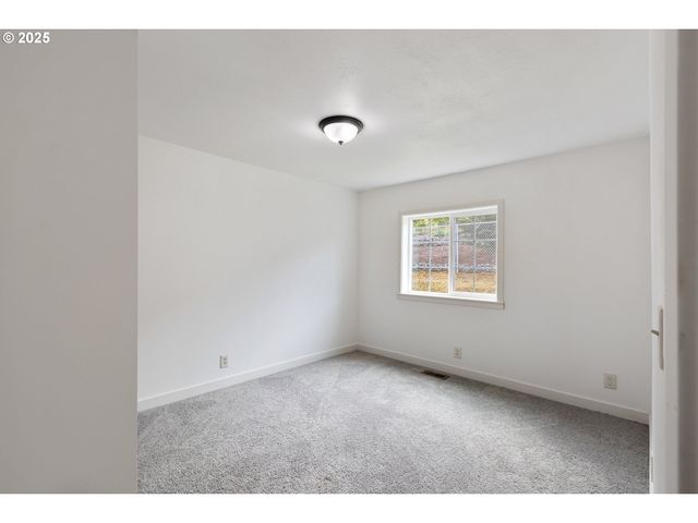121 ANDORRA Dr, Roseburg, OR 97471