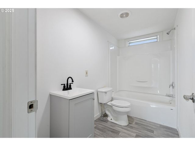 121 ANDORRA Dr, Roseburg, OR 97471