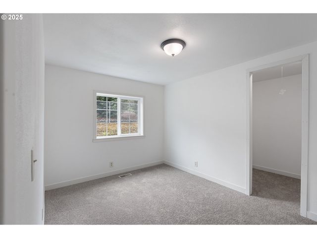 121 ANDORRA Dr, Roseburg, OR 97471