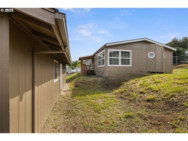 121 ANDORRA Dr, Roseburg, OR 97471