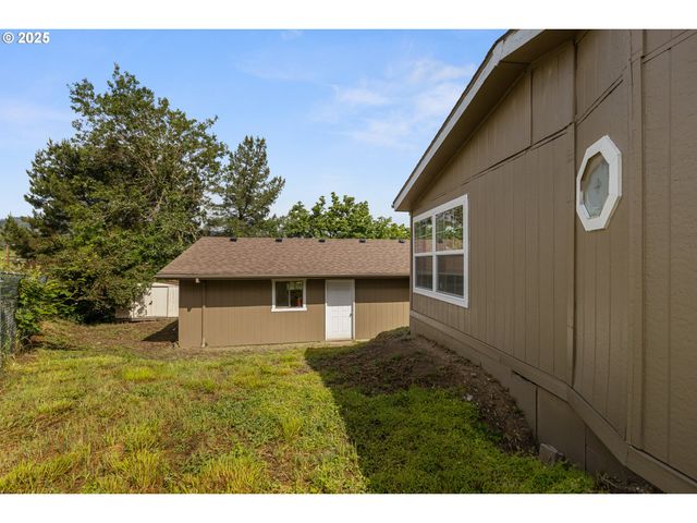 121 ANDORRA Dr, Roseburg, OR 97471