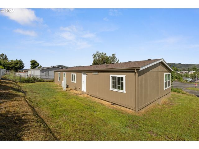 121 ANDORRA Dr, Roseburg, OR 97471