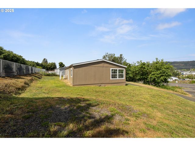 121 ANDORRA Dr, Roseburg, OR 97471