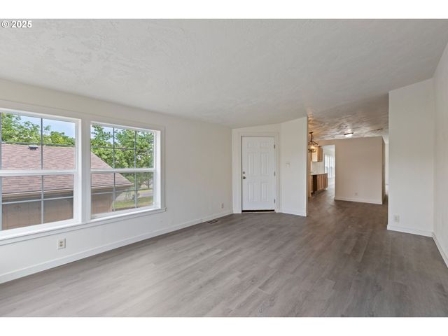 121 ANDORRA Dr, Roseburg, OR 97471
