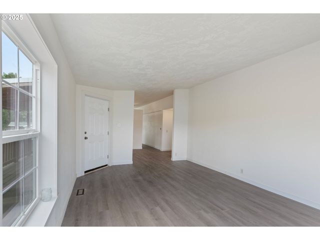 121 ANDORRA Dr, Roseburg, OR 97471