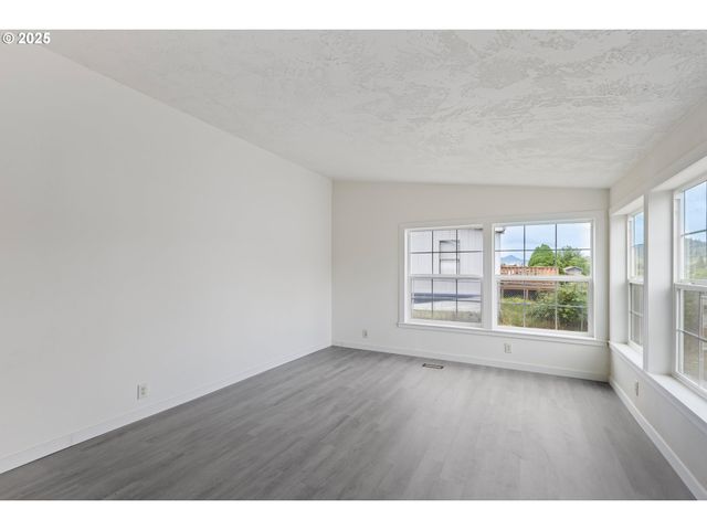 121 ANDORRA Dr, Roseburg, OR 97471