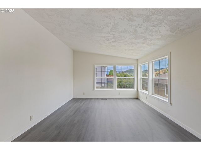 121 ANDORRA Dr, Roseburg, OR 97471