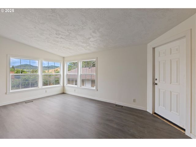 121 ANDORRA Dr, Roseburg, OR 97471