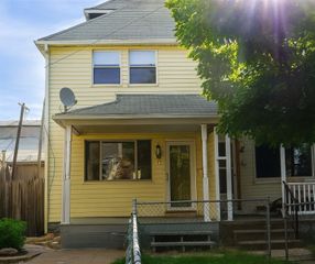 8 Riverside Ct, Blawnox, PA 15238